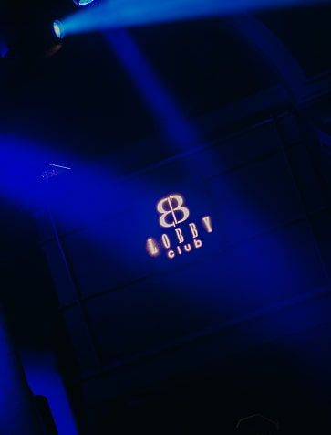 Lobby CLUB logo en pared